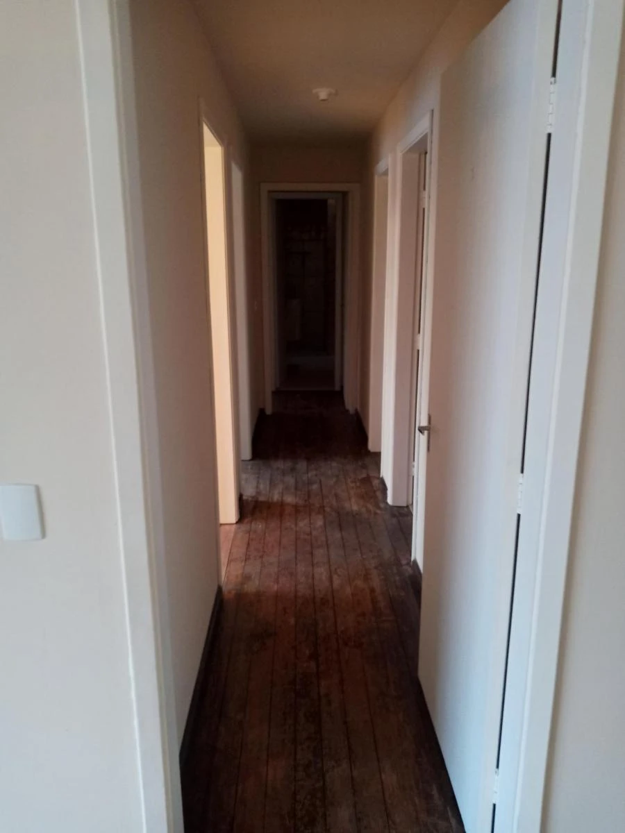 Walk-in closet in a 3-bedroom apartment, 140 m² — photo 10