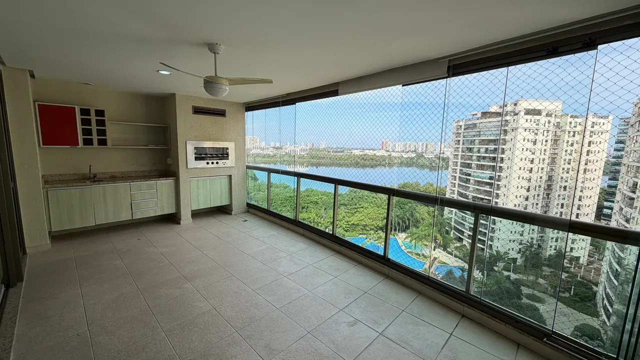 157 m² apartment with 4 bedrooms, 3 baths, balcony — photo 10