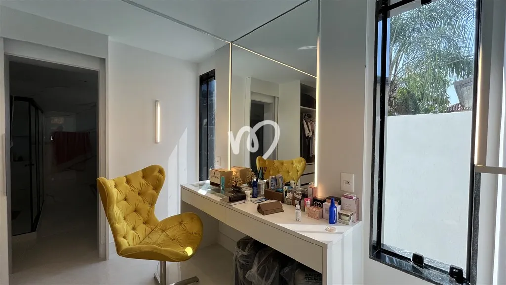Furnished house with 5 bedrooms and an open-plan kitchen — photo 14