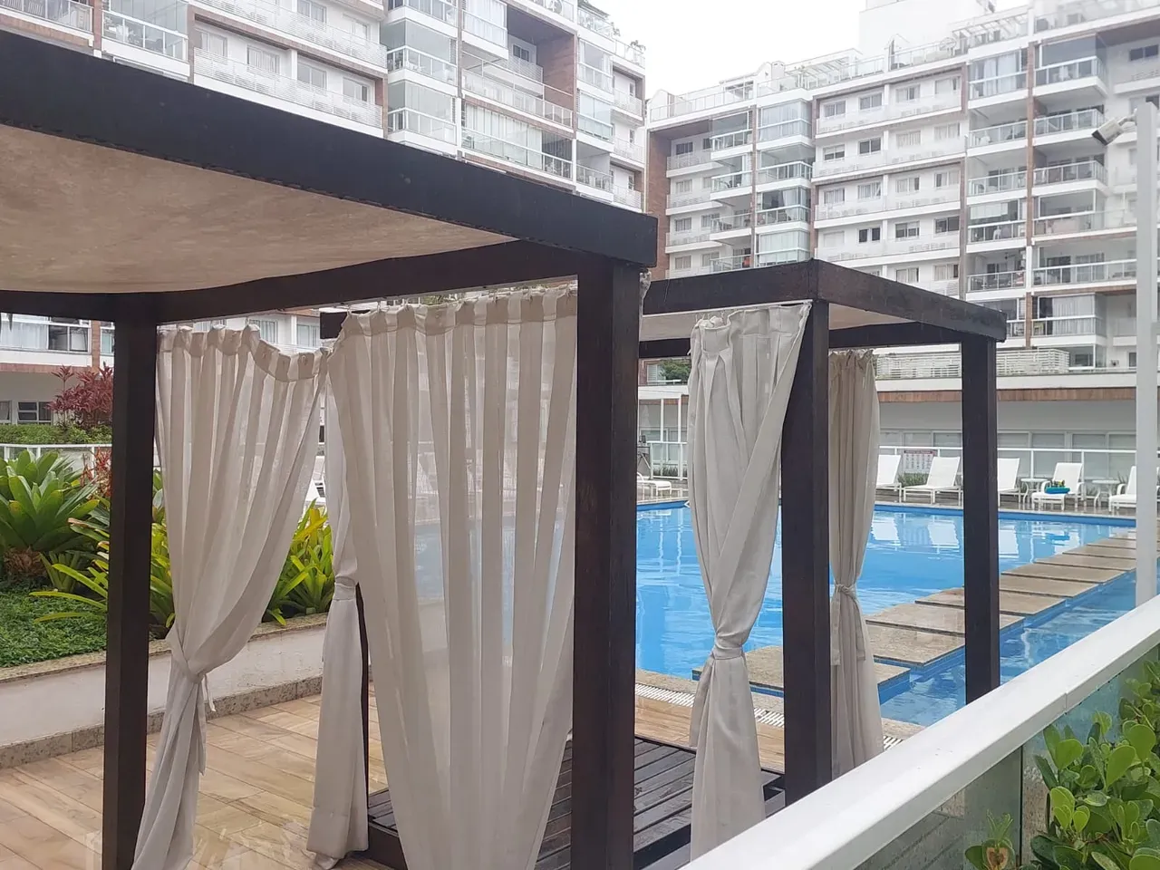 Balcony with a grill in a 2-bedroom apartment, 66 m² — photo 26