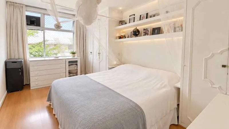 Balcony with a grill in a 3-bedroom apartment, 310 m² — photo 4