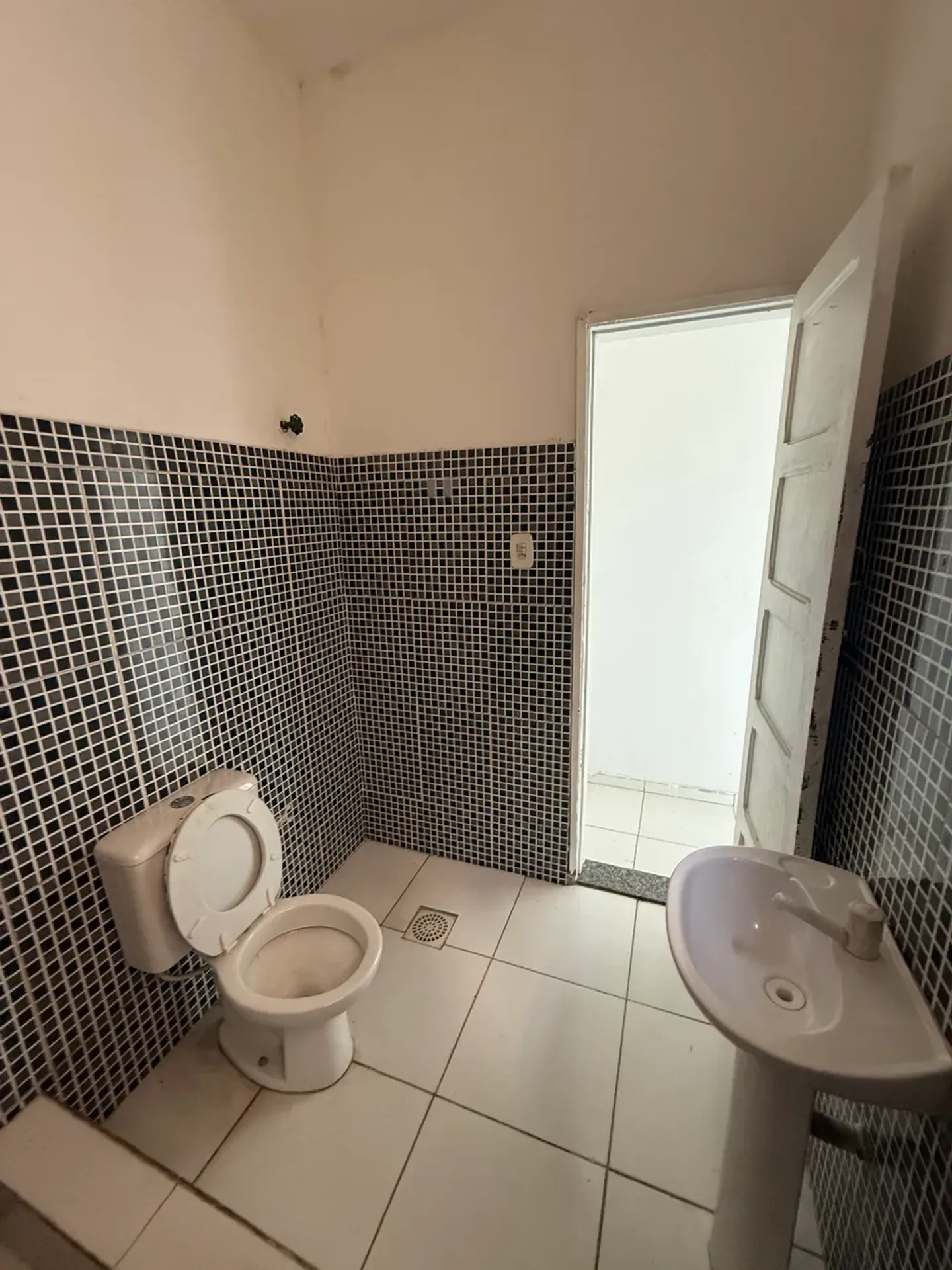 Apartamento com 2 quartos e piso de cerâmica — photo 22