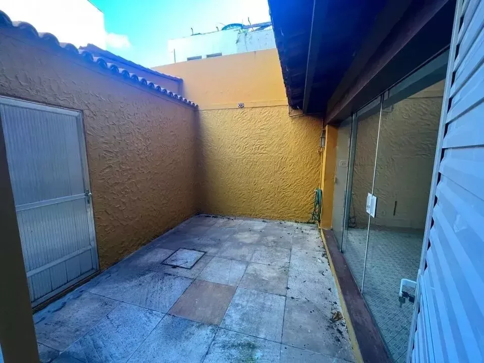 House with 3 bedrooms and a gas stove — photo 23