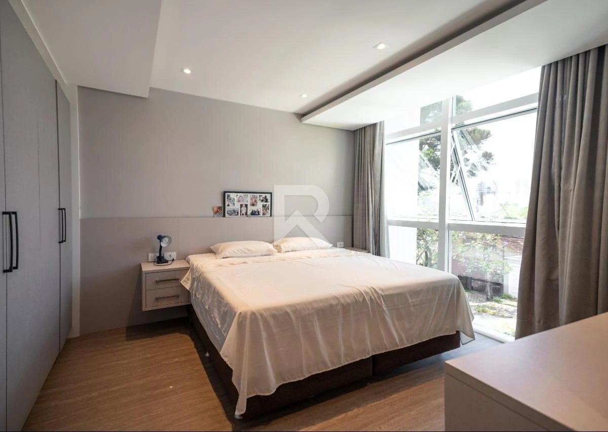 Casa con ventanales de piso a techo en Curitiba — photo 12