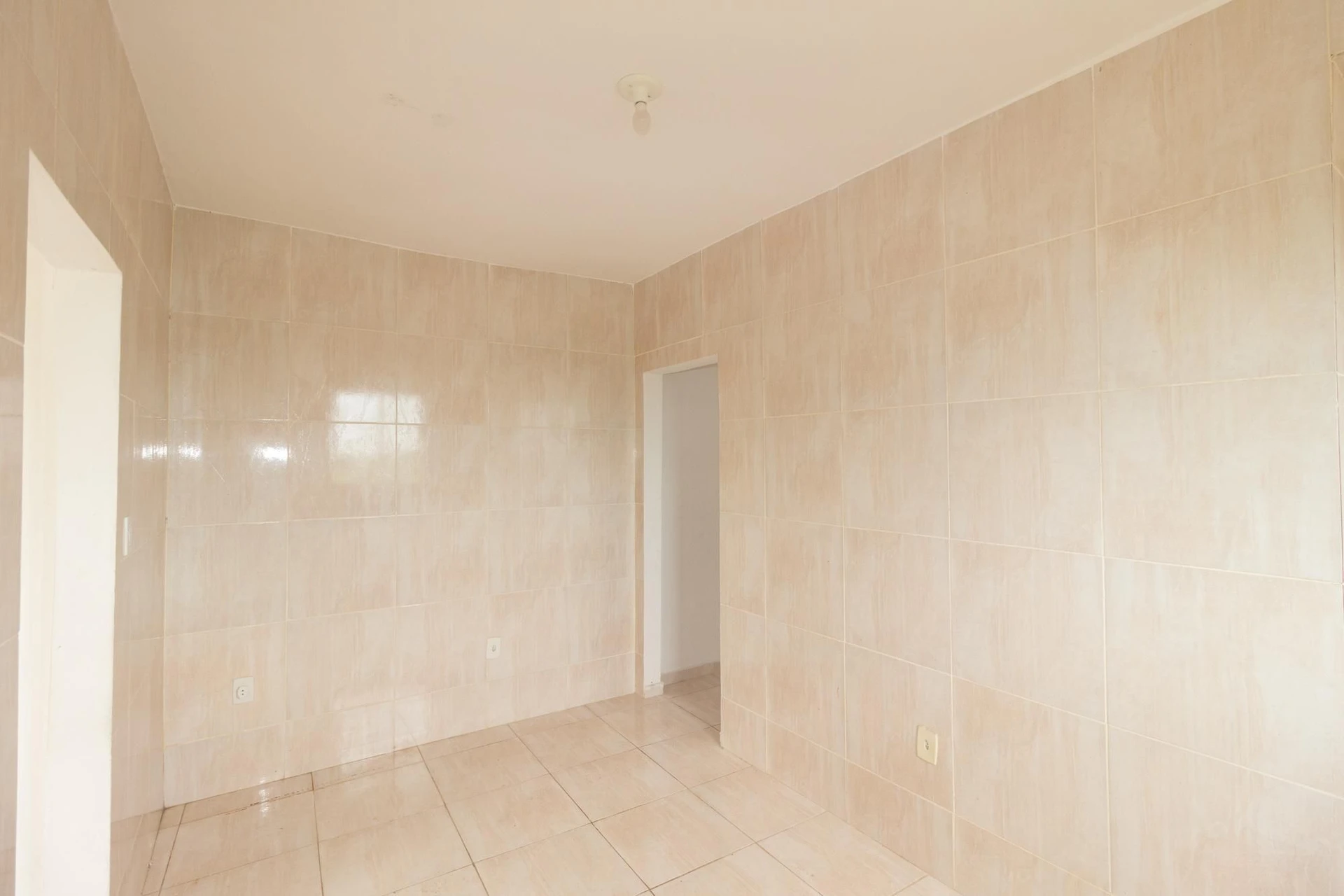 Unfurnished 2-bedroom apartment with 1 bathroom and pets — photo 3