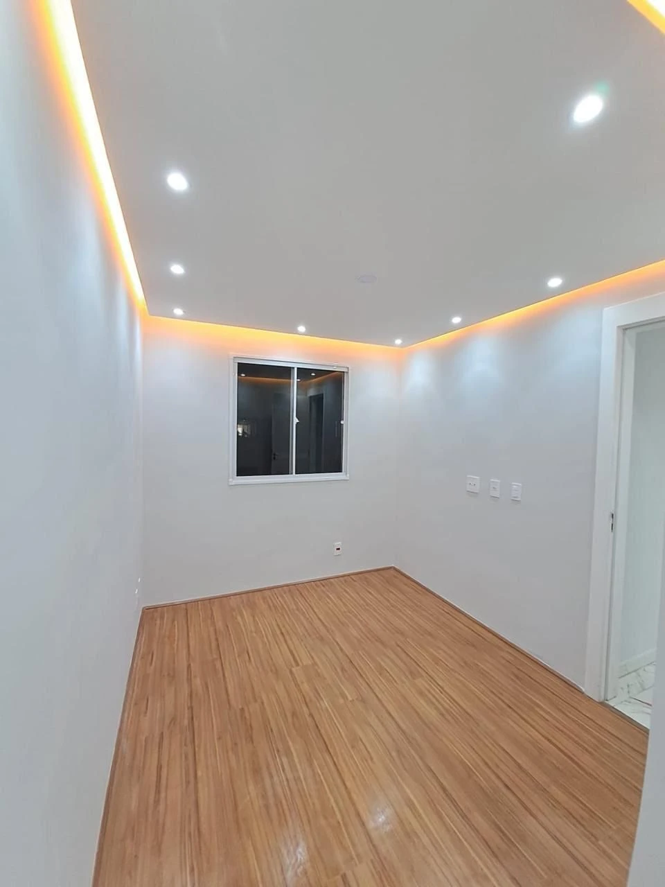 2-bedroom apartment in a building with a gym — photo 9