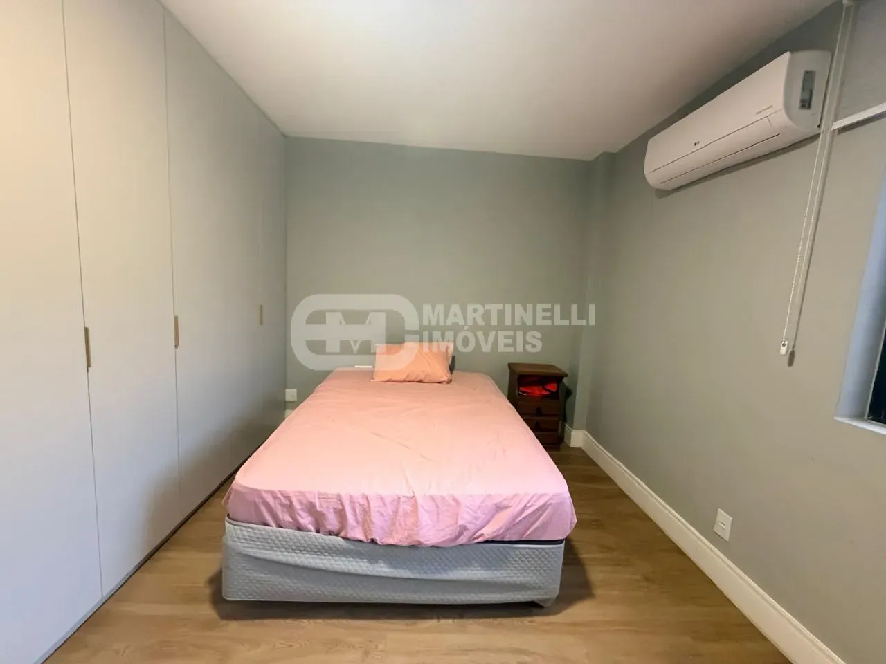 Walk-in closet in a 4-bedroom apartment, 168 m² — photo 5