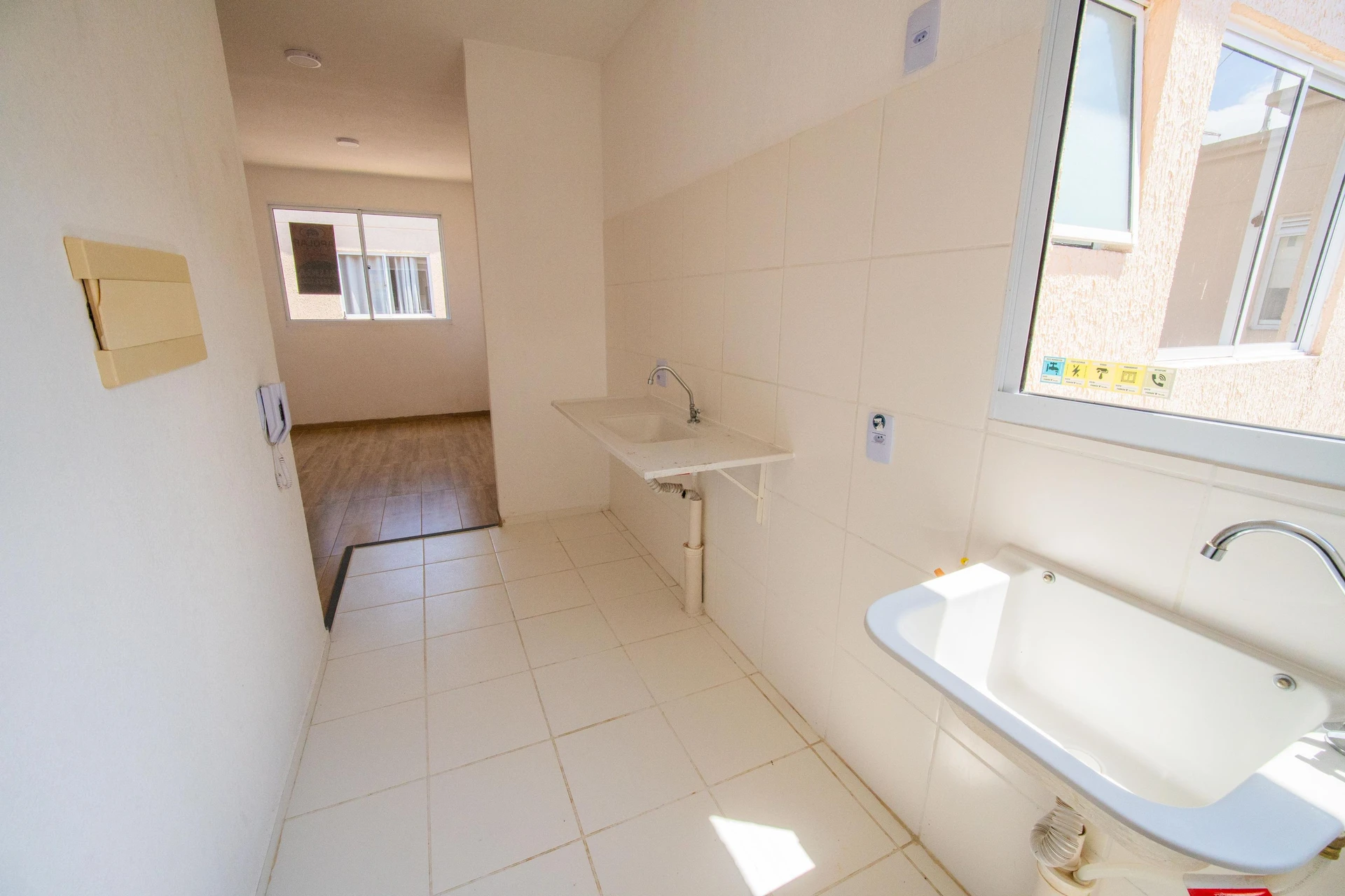 2-bedroom apartment with wood or laminate floors in Curitiba — photo 9