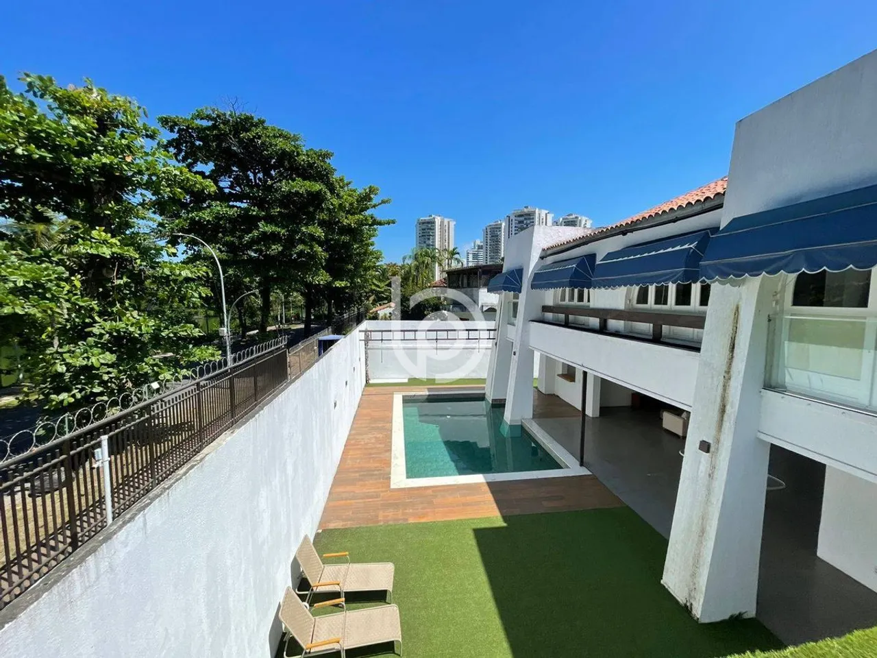 Furnished house with balcony sink and 4 bedrooms — photo 4