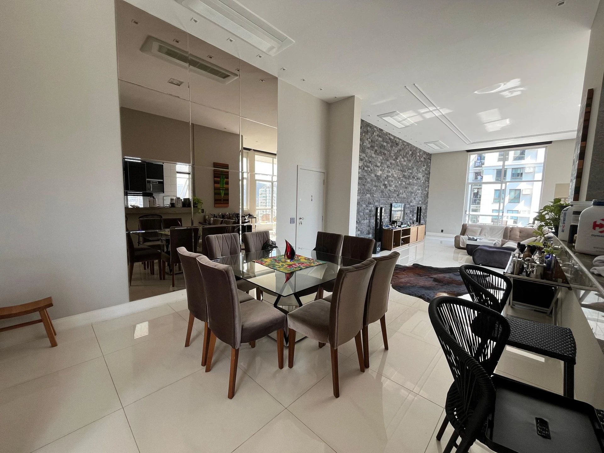 One-bedroom apartment with floor-to-ceiling windows — photo 32