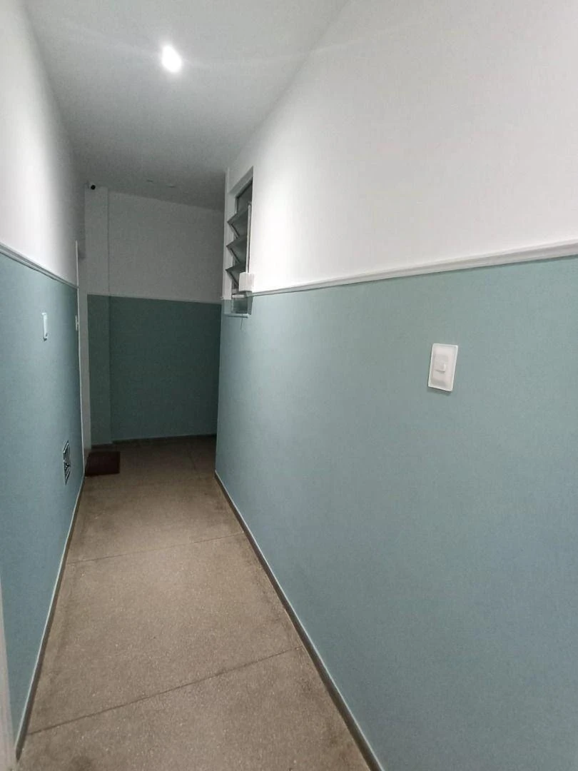 One-bedroom apartment with wood or laminate floors — photo 12