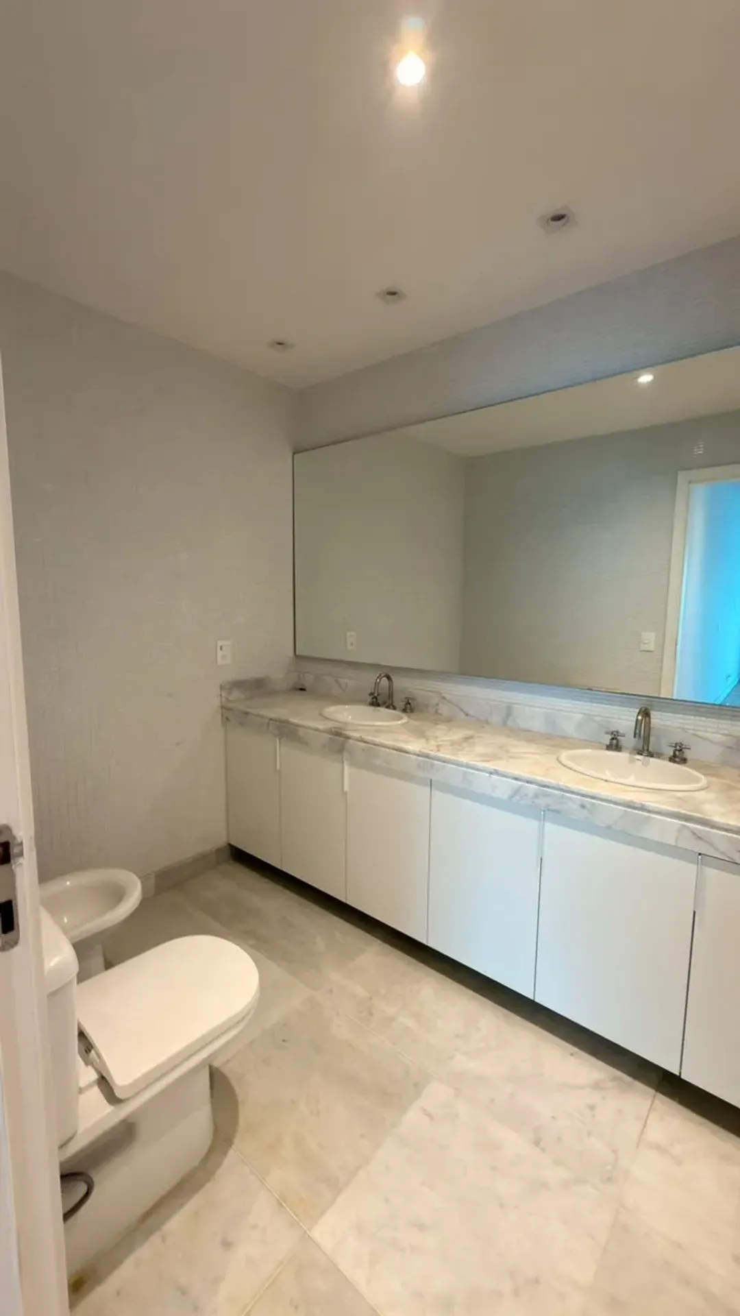 575 m² apartment with 5 en-suite bedrooms and glass balcony — photo 39