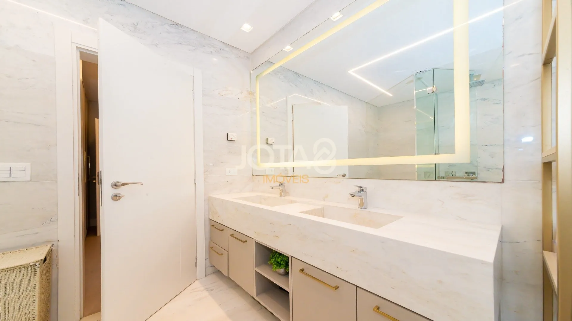 Unfurnished apartment with 3 en-suite bedrooms and balcony — photo 35