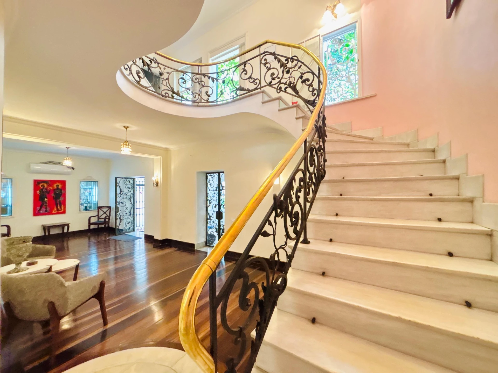 Furnished house, 380 m², with a grill on the balcony — photo 8