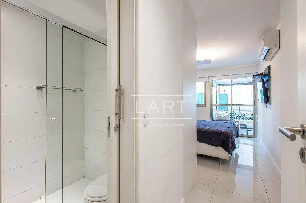 Apartamento com 2 dormitórios e varanda de vidro — photo 23