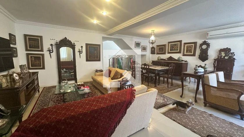 Walk-in closet in a 5-bedroom house, 250 m² — photo 25