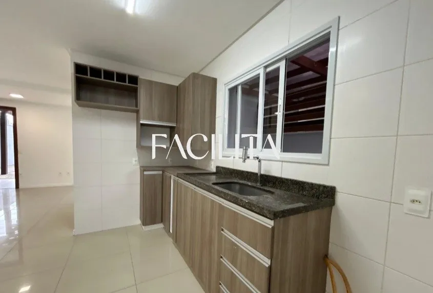 Casa com 3 quartos e cozinha americana com fogão — photo 12