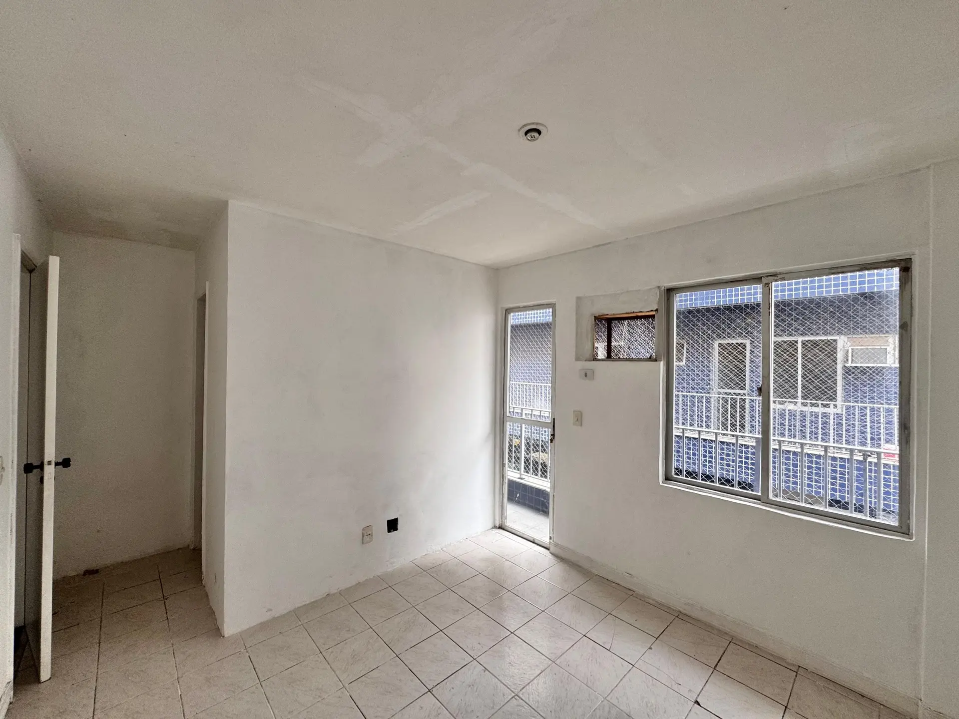 3-bedroom apartment with a balcony and laundry area — photo 10