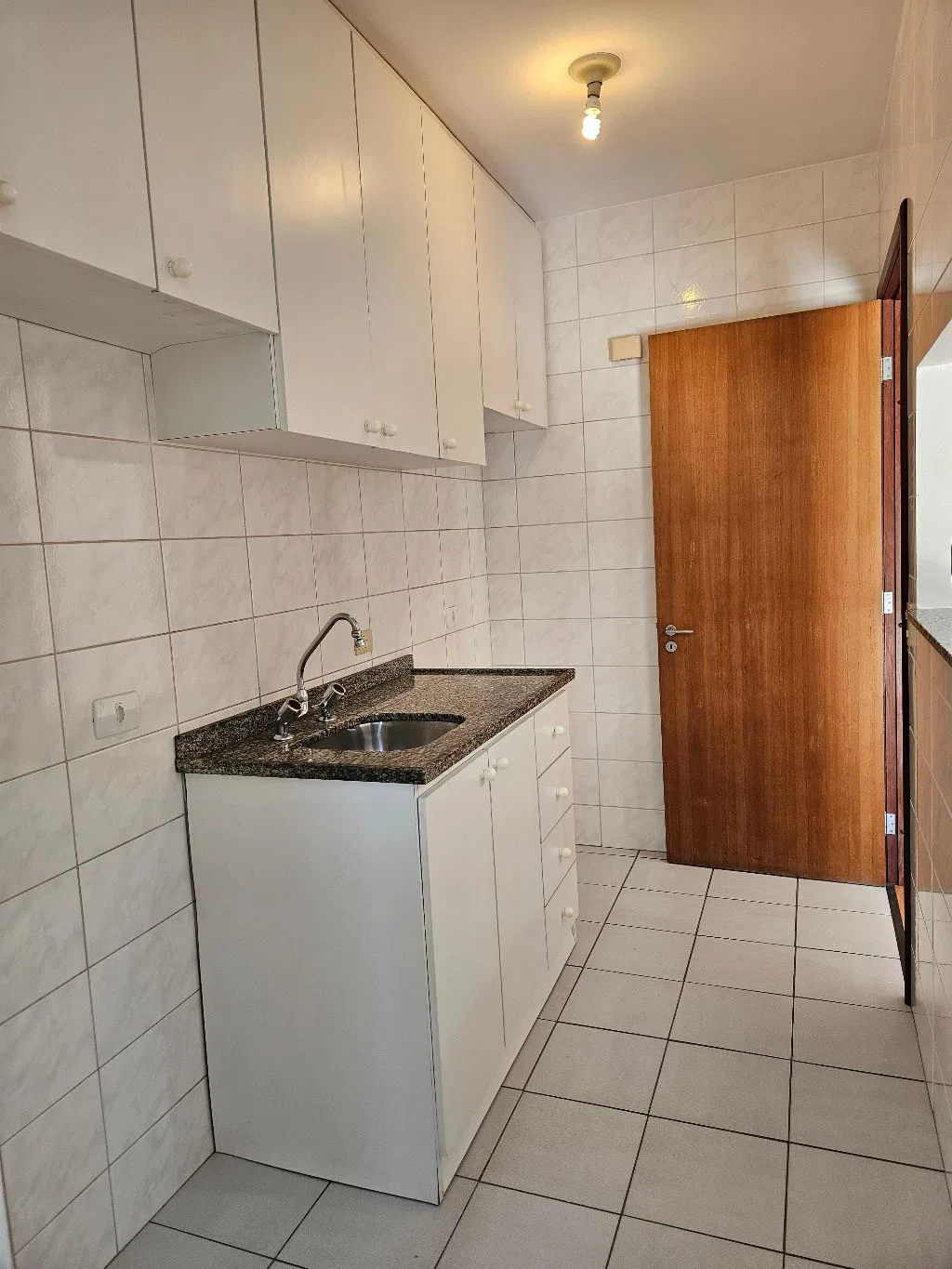 Balcony with a grill in a one-bedroom apartment, 62 m² — photo 16