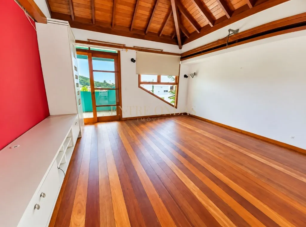 700 m² house with a bathtub and a fireplace — photo 4