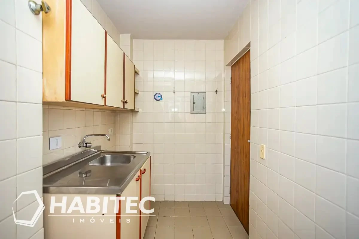 Квартира з 2 спальнями та дерев'яною підлогою або ламінатом