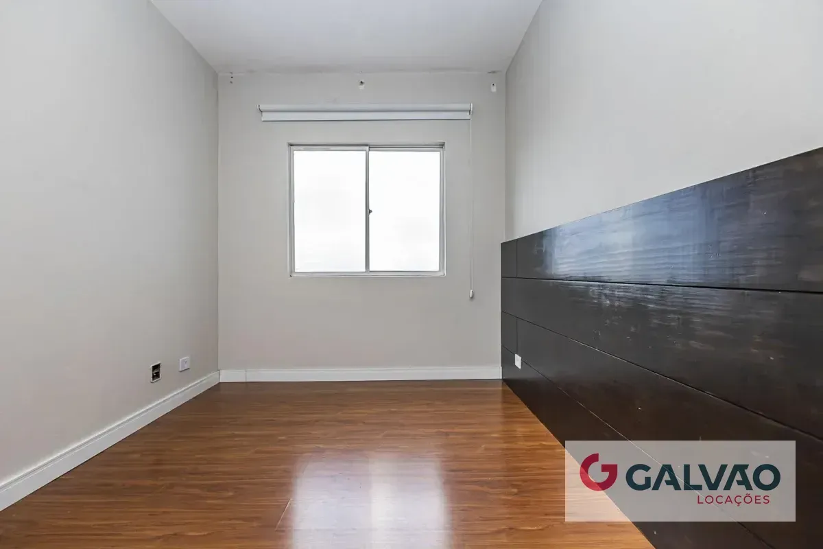Wood or laminate floors in a one-bedroom apartment, 47 m² — photo 6