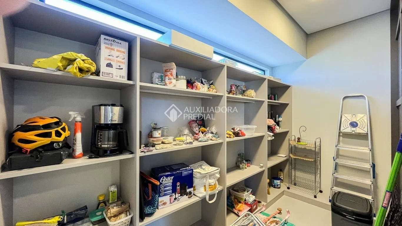 Furnished 431 m² house with 4 bedrooms and 6 bathrooms — photo 28