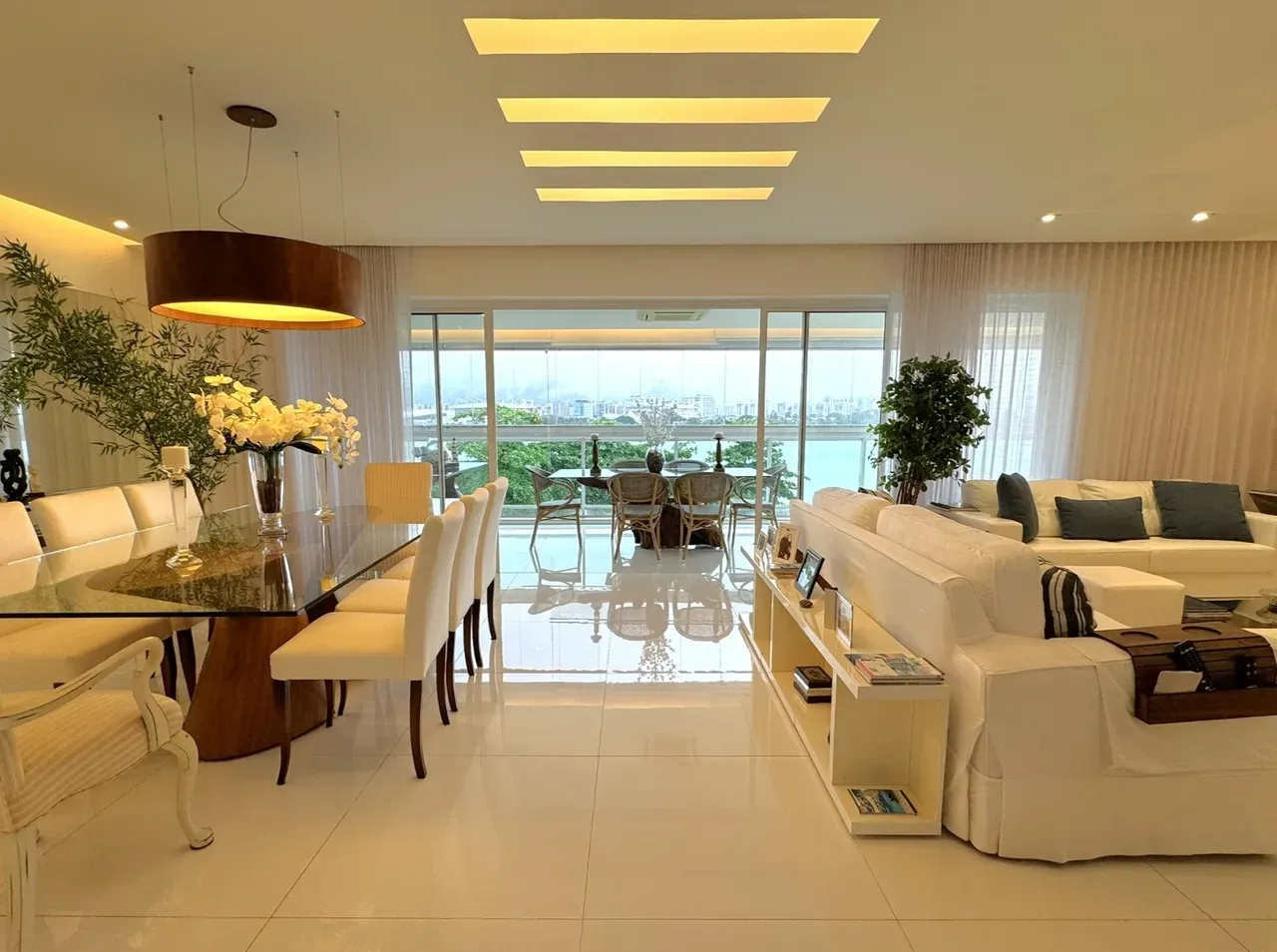 227 m² apartment with a water view and a bathtub