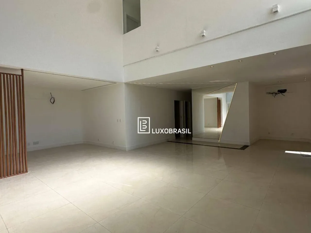 Unfurnished house with fitted kitchen and balcony — photo 4