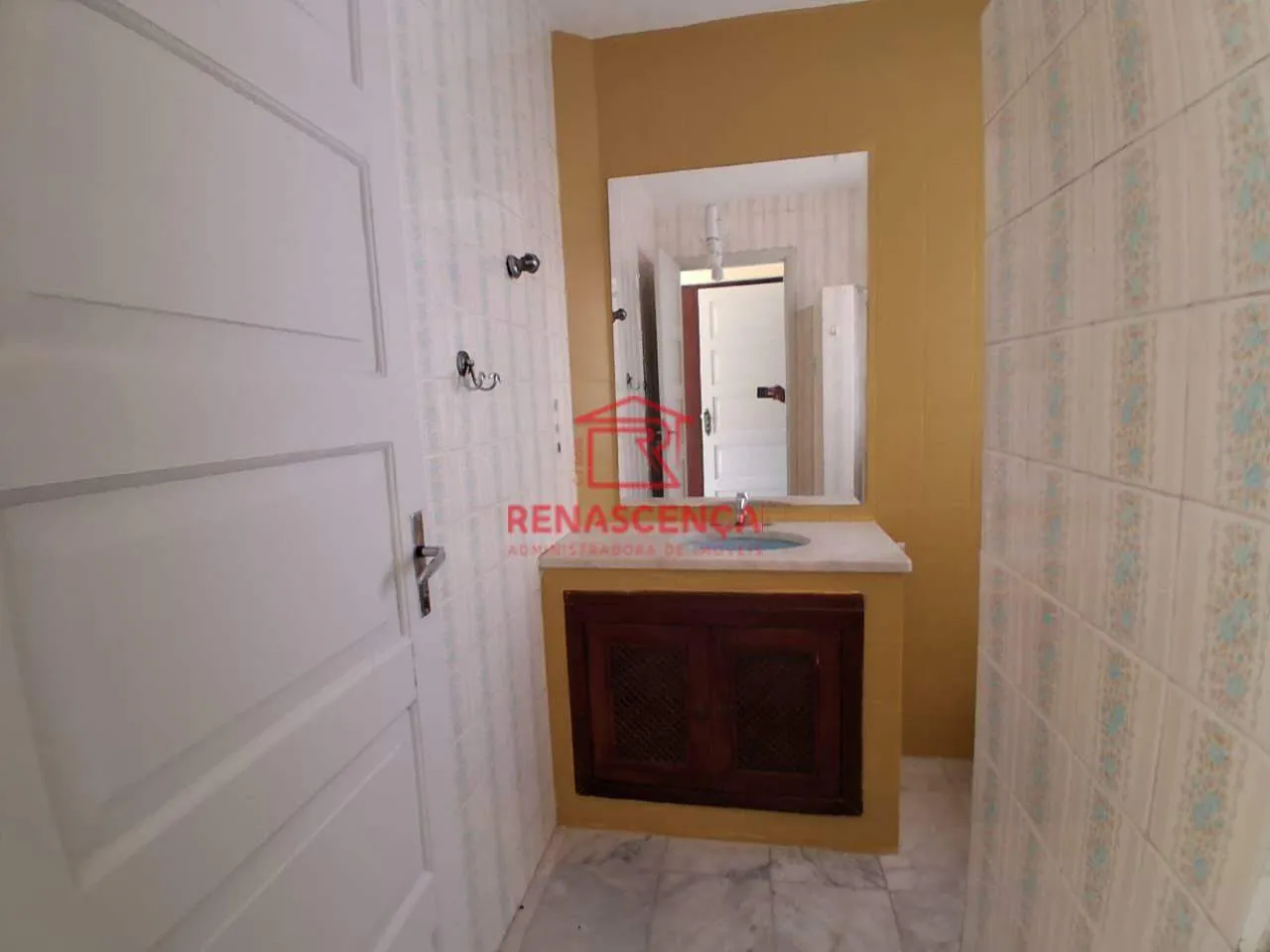 Walk-in closet in a 3-bedroom apartment, 130 m² — photo 2