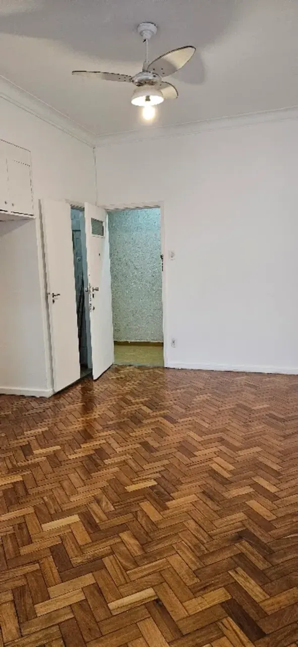 Apartamento com 1 quarto e banheiro com box de vidro — photo 2