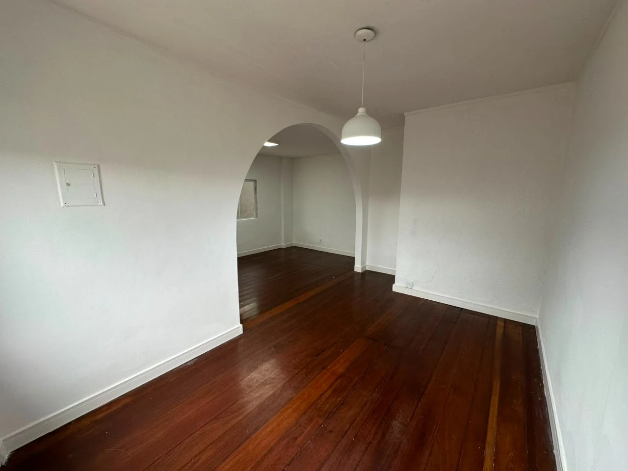 Wood or laminate floors in a 3-bedroom apartment, 90 m² — photo 5