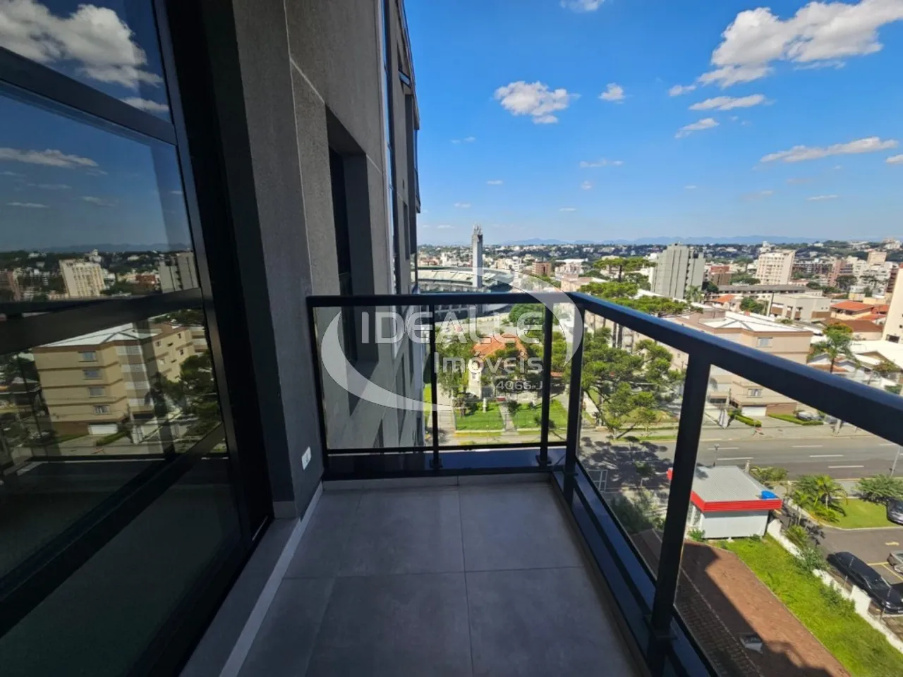 Apartment with 2 bedrooms and a glass-enclosed balcony — photo 4