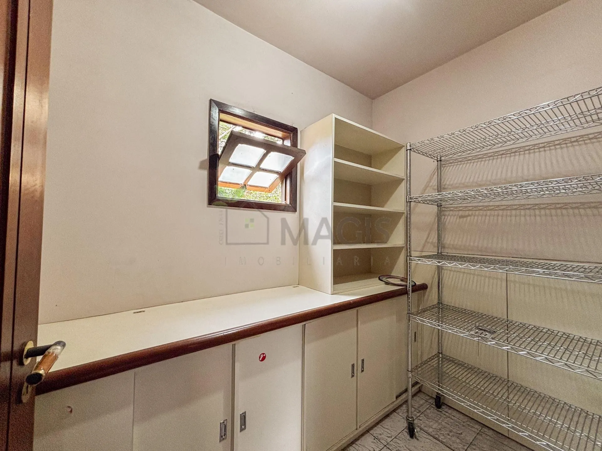 House with 5 bedrooms and 13 parking spaces across 2 floors — photo 51