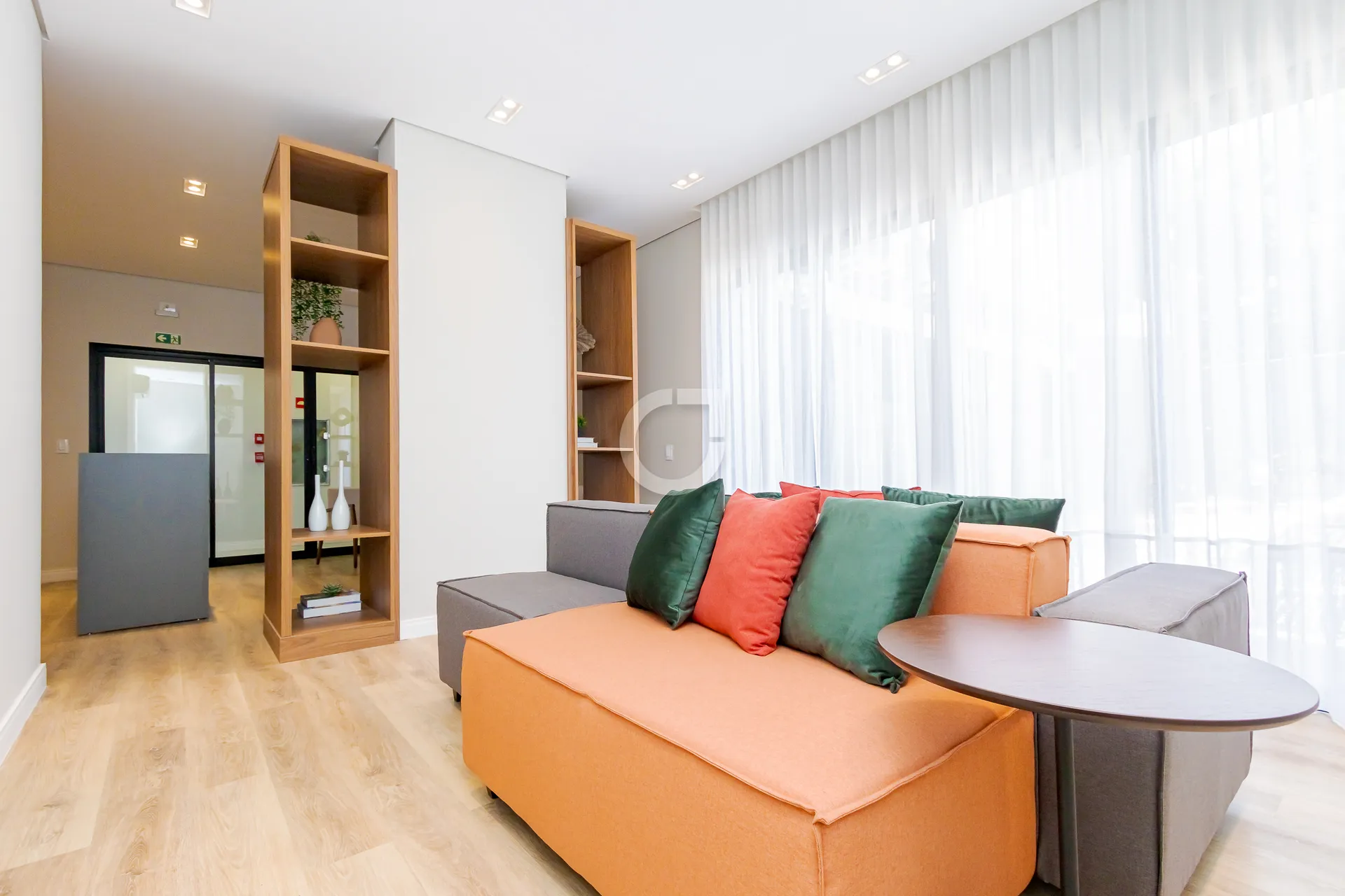 Furnished 1-bedroom apartment with open-plan kitchen — photo 34