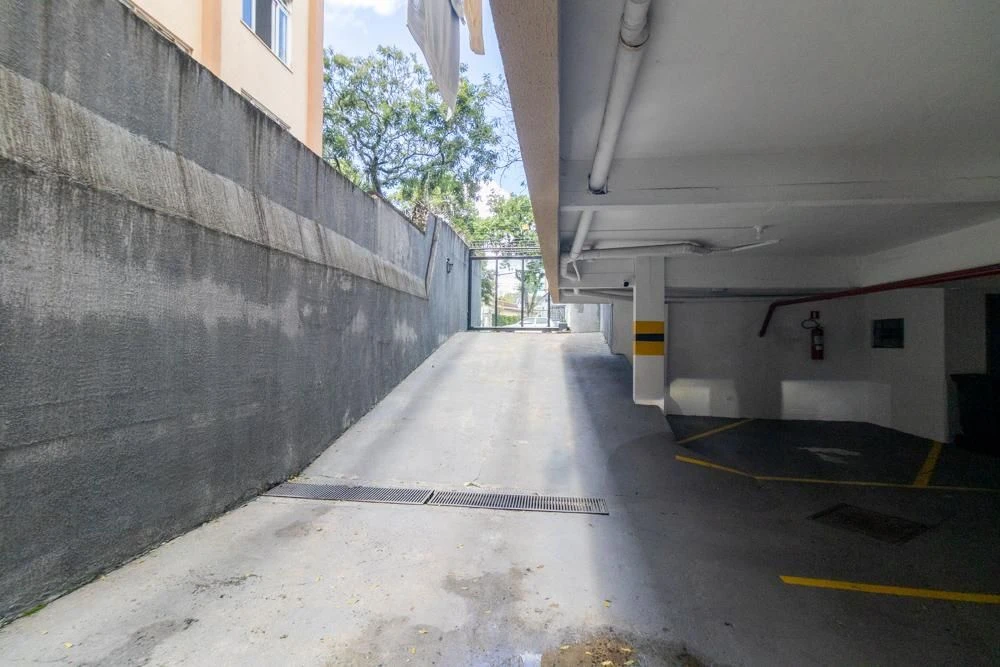 2-bedroom apartment with wood or laminate floors in Curitiba — photo 18