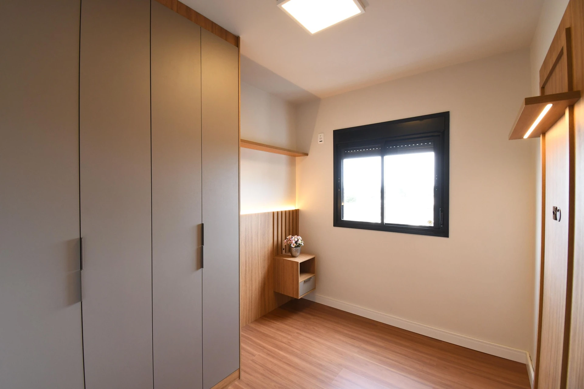 2-bedroom apartment with wood or laminate floors in Curitiba — photo 15