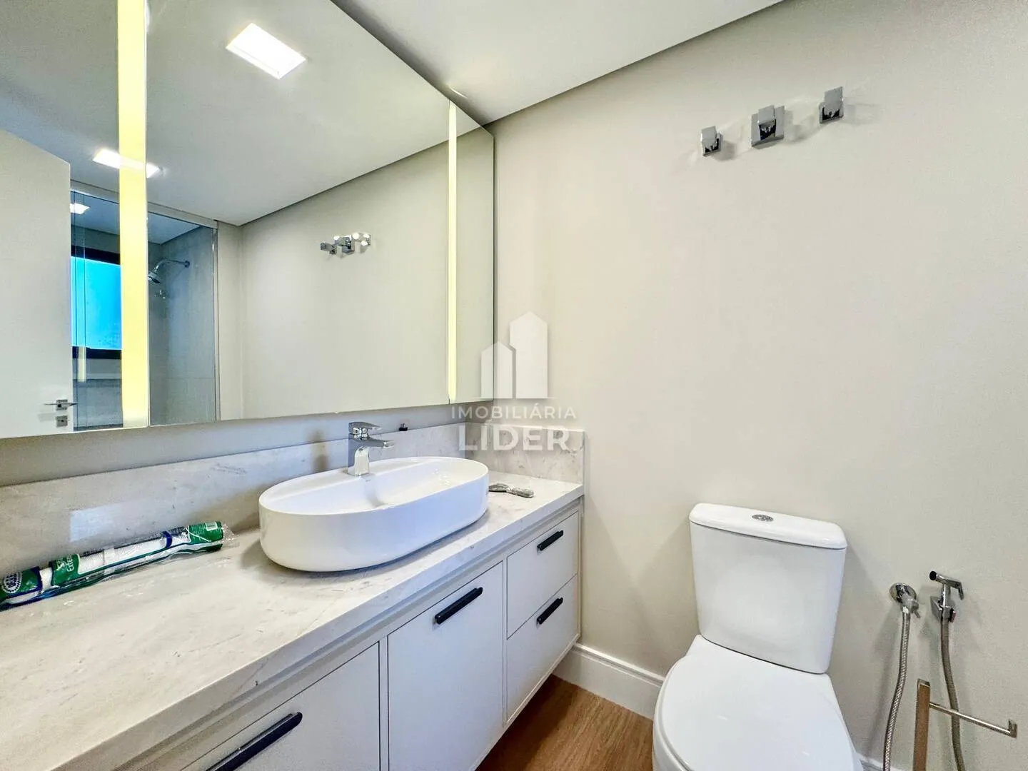Apartment with 4 bedrooms and 3 parking spots, balcony — photo 31