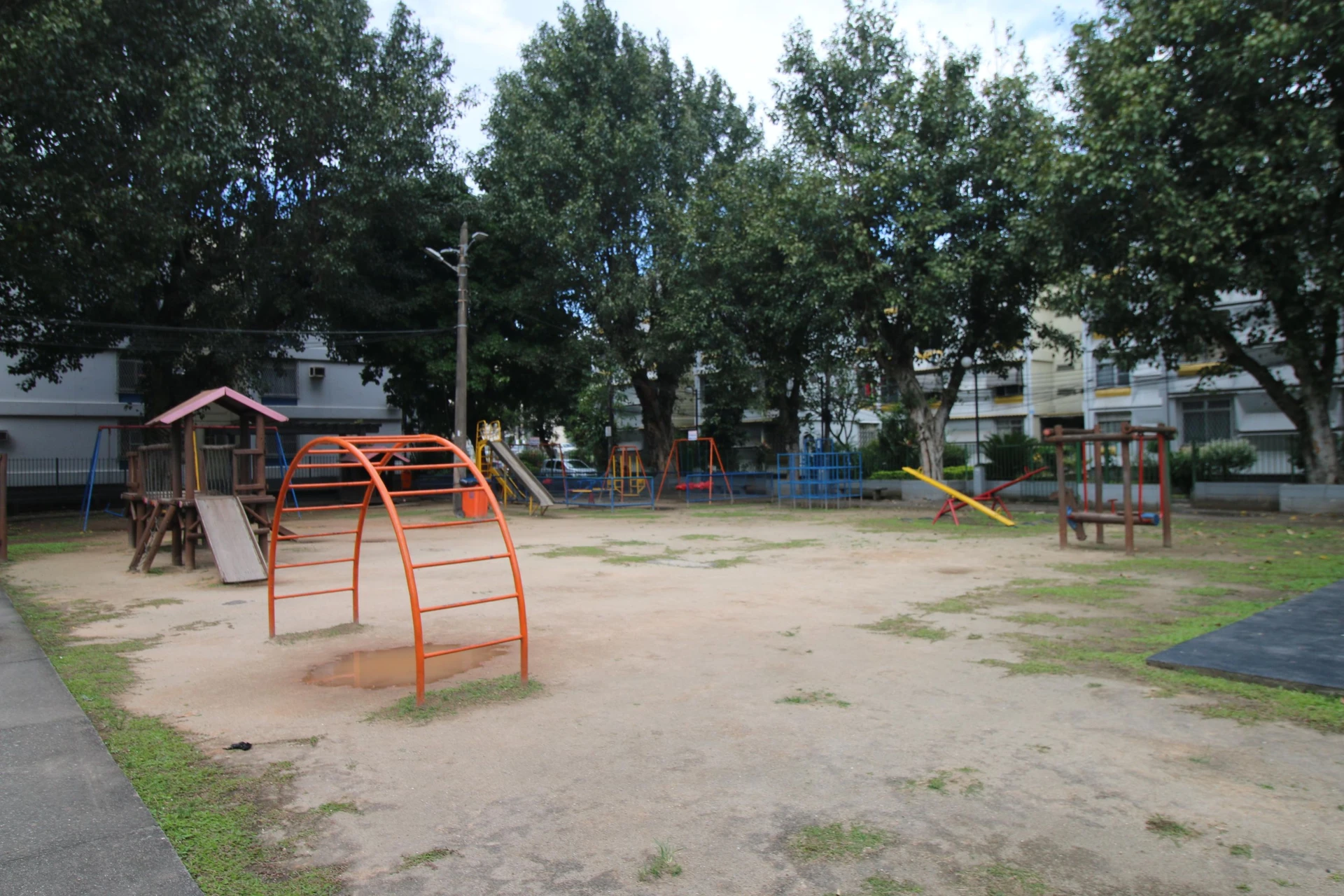 2-bedroom apartment in a building with a gym — photo 6