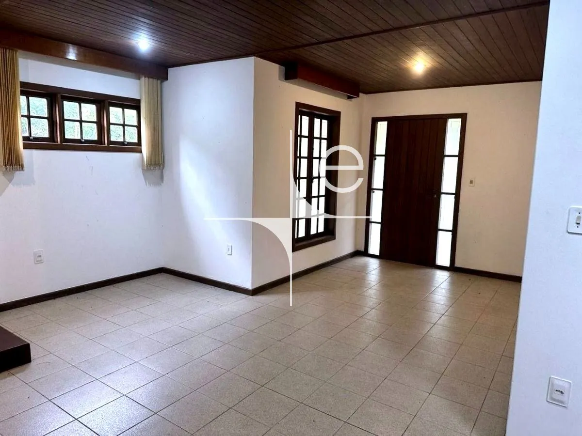 House with 3 bedrooms and 5 bathrooms, 481 m² — photo 4