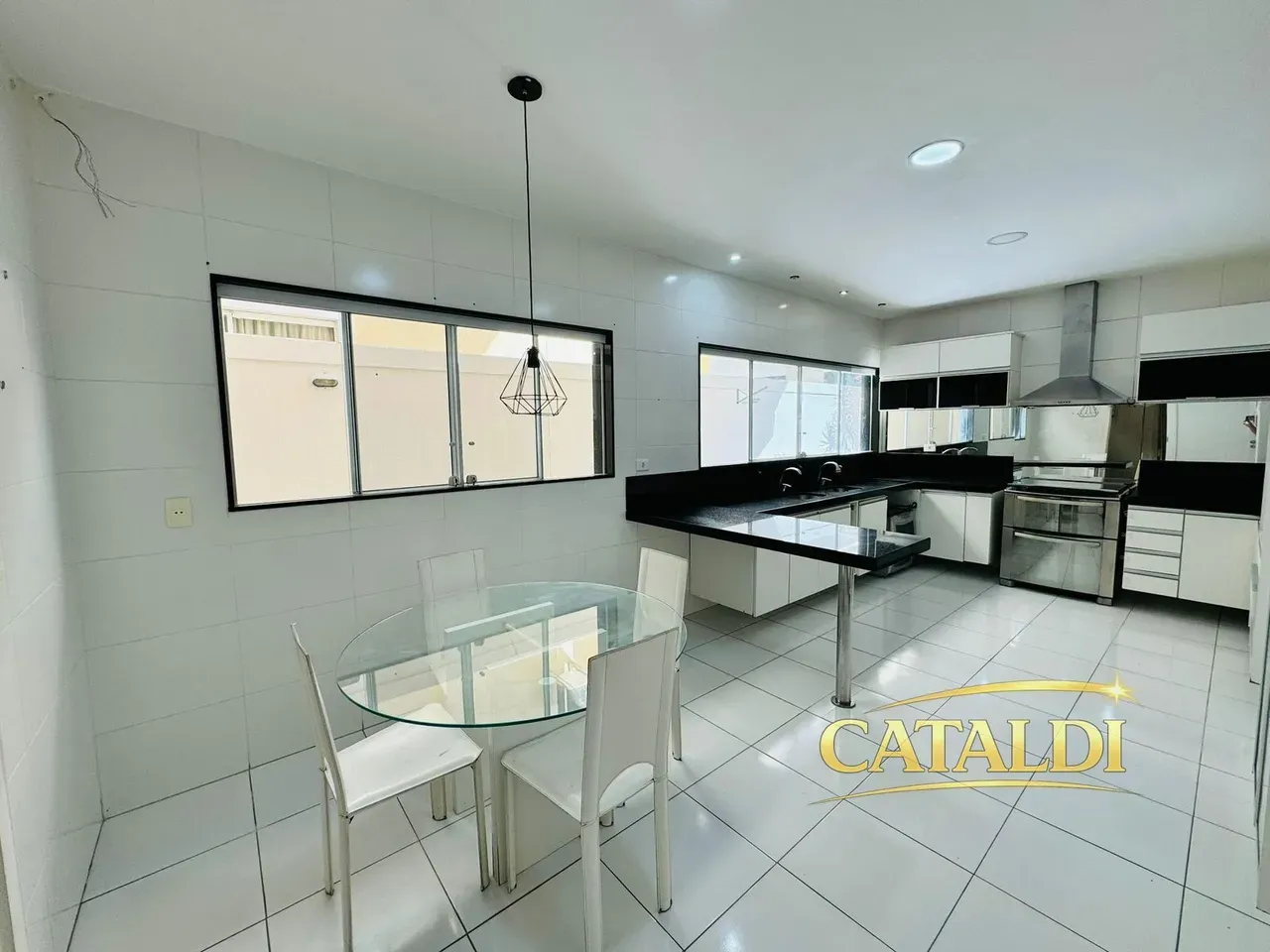 Furnished house, 400 m², with floor-to-ceiling windows — photo 2