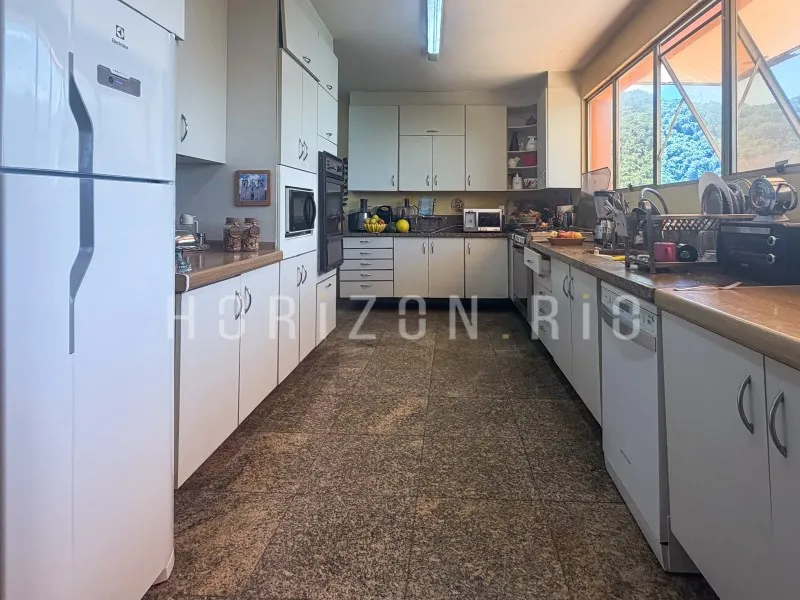 Furnished house, 800 m², with a bathtub — photo 35