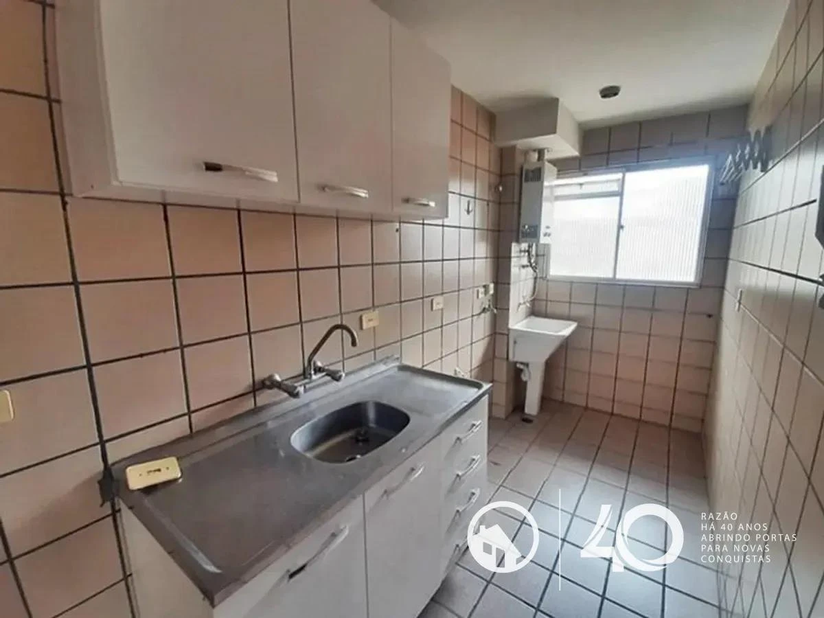 Wood or laminate floors in a 2-bedroom apartment, 92 m² — photo 2