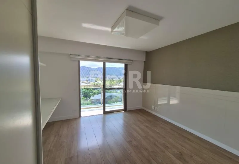 Apartment with 4 bedrooms and a glass balcony — photo 13