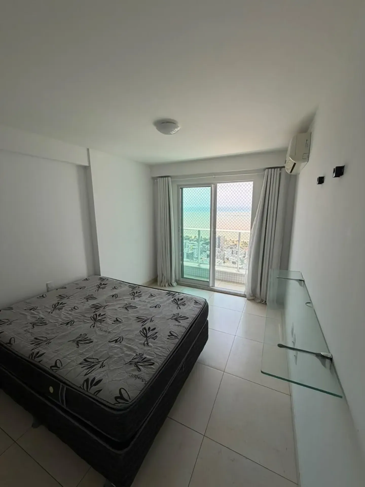 Furnished 2-bedroom apartment with city and water views — photo 4