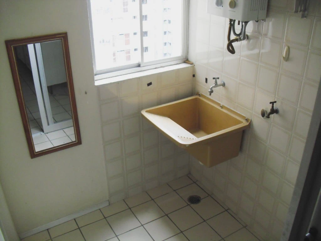 Wood or laminate floors in a 2-bedroom apartment, 122 m² — photo 14