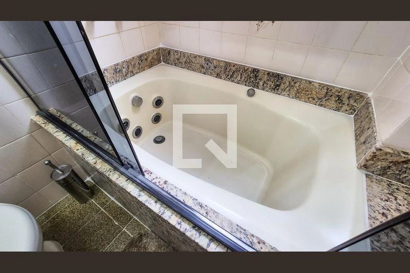 3-bedroom apartment with a bathtub — photo 20