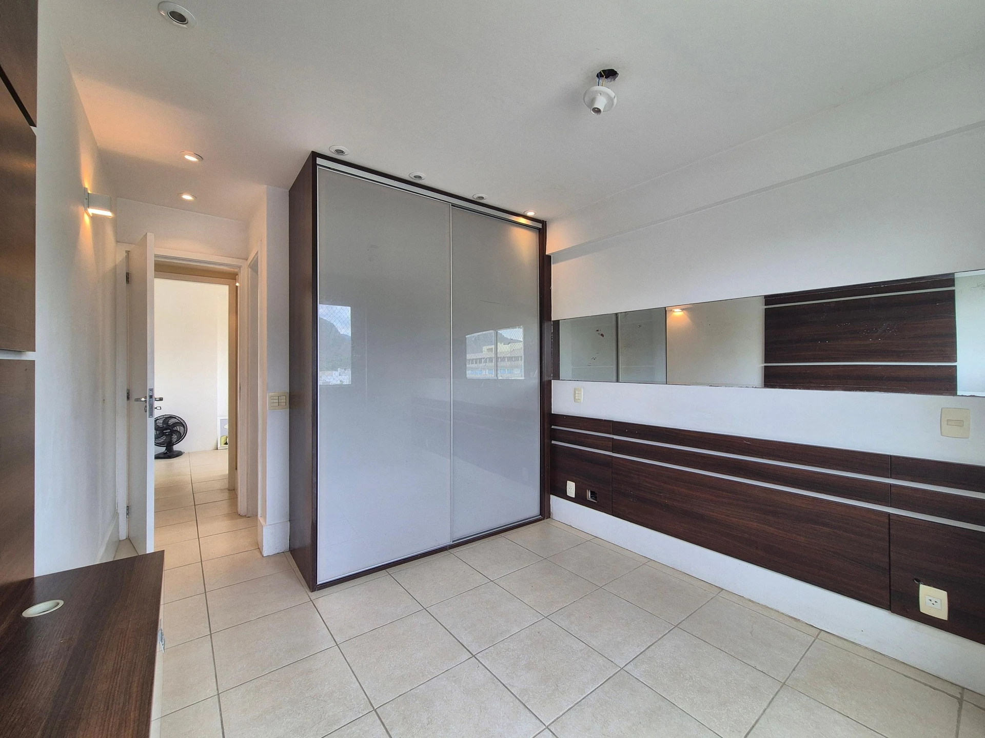 91 m² apartment with a home office and a mountain view — photo 29