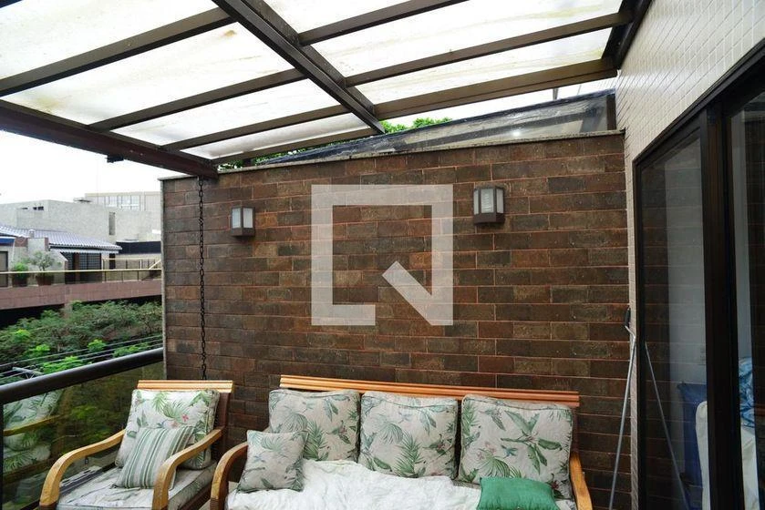 Furnished apartment, 300 m², with a glass-enclosed balcony — photo 4