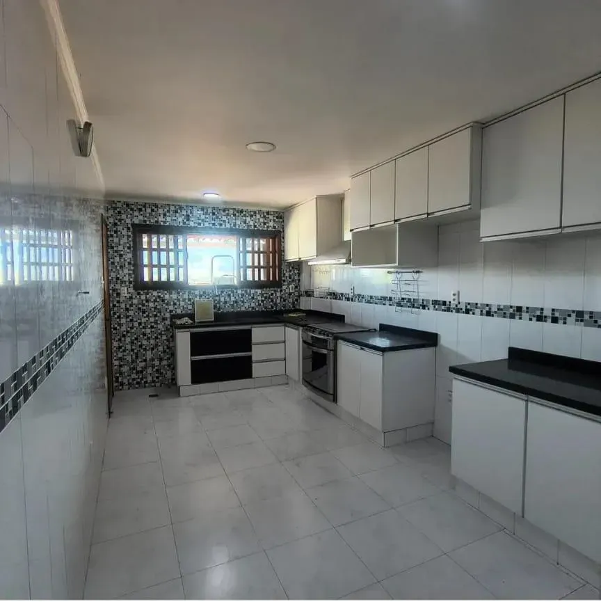 House, 350 m², with a walk-in closet